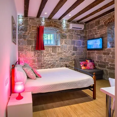 Summer Stone Pleasure Apartament *